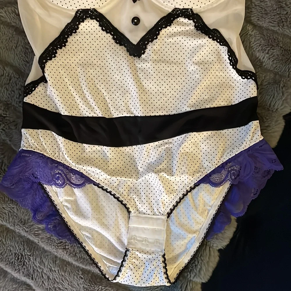 VS Luxe Euro Lace Bodysuit in Purple/B/W NWOT 34DD/M - Picture 9 of 11
